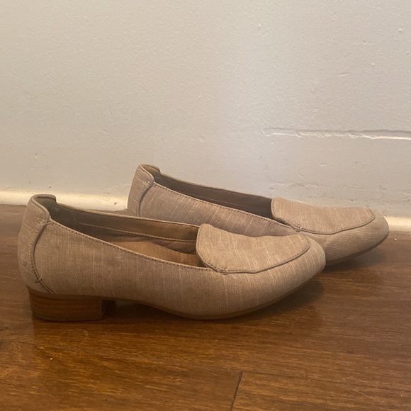 Neutral kitten heal loafer - Picture 4 of 4